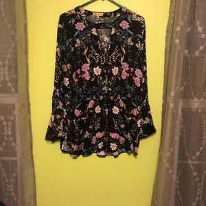 Beautiful black flowered shirt with lace details and pearl buttons